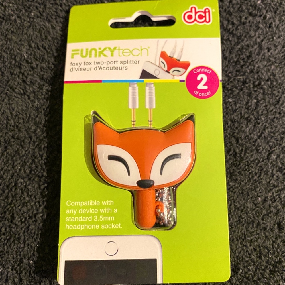 FunkyTechFoxyFox Two Port Splitter share audio comes with an attached key chain.